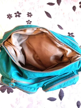 Bolso bandolera color verde turquesa.