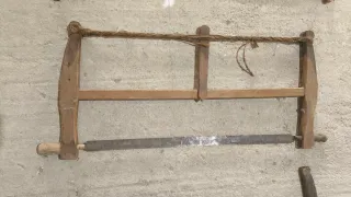 Herramientas antiguas de metal y madera