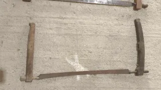 Herramientas antiguas de metal y madera