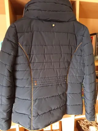 Plumas Pinkie azul con capucha y pelo