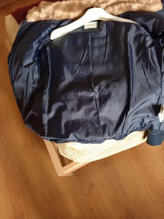 Plumas Pinkie azul con capucha y pelo