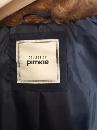 Plumas Pinkie azul con capucha y pelo