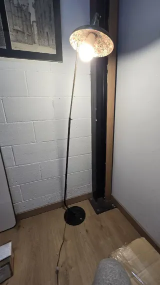 Lámpara de pie antigua estilo industrial