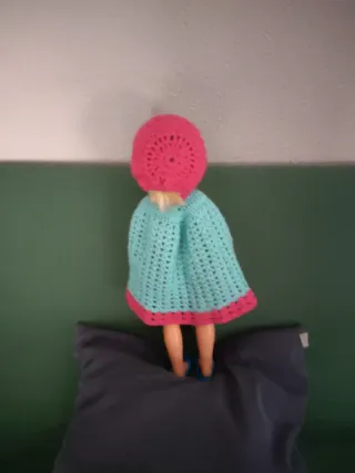 Capa artesanal para muñeca Nancy