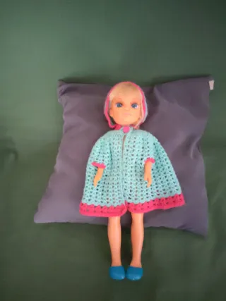 Capa artesanal para muñeca Nancy