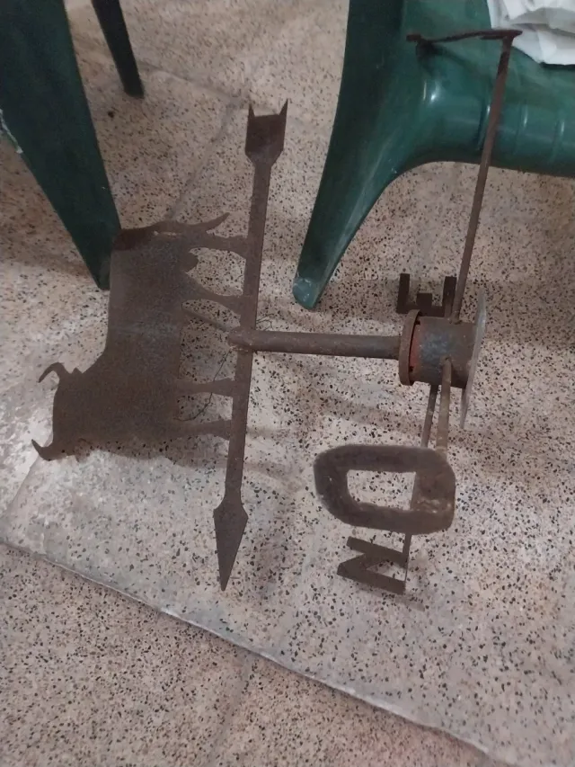 Veleta de hierro fundido con toro