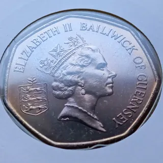 Ñ09X15C. Moneda y sellos Guernsey 50 pence 1990