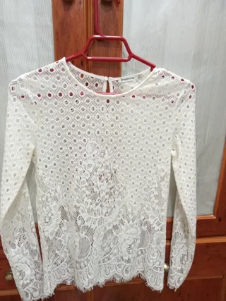 Blusa Stradivarius encaje blanca talla S