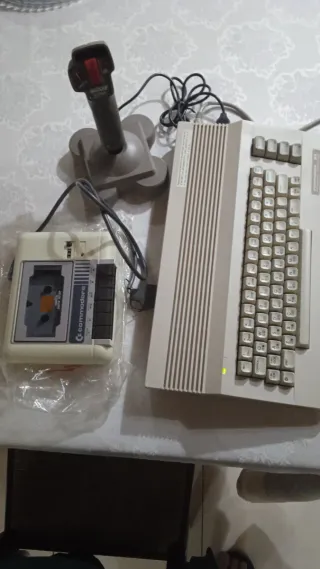 Commodore 64 Computer + Joystick e Cassette