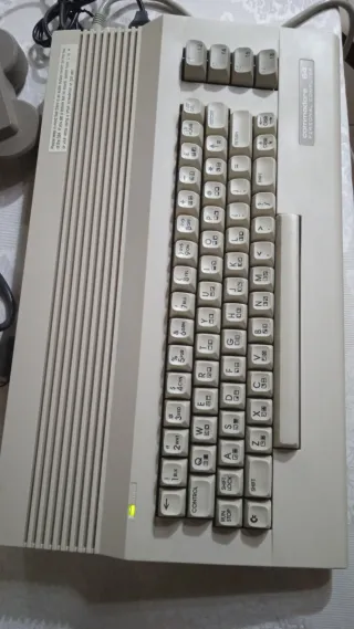 Commodore 64 Computer + Joystick e Cassette