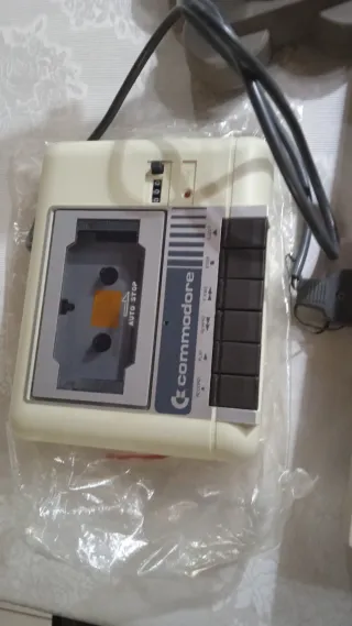 Commodore 64 Computer + Joystick e Cassette