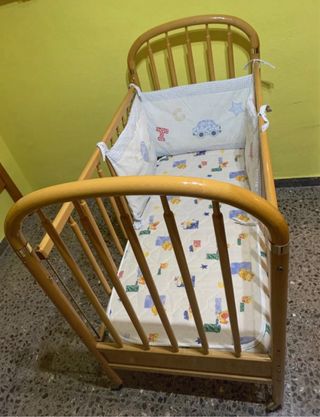 Cuna de madera para bebé