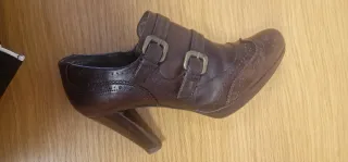 Botines de tacón marrones con hebillas de piel