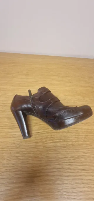 Botines de tacón marrones con hebillas de piel