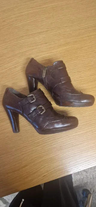 Botines de tacón marrones con hebillas de piel