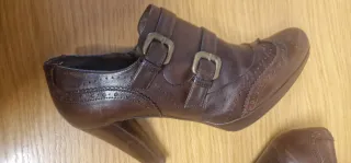 Botines de tacón marrones con hebillas de piel
