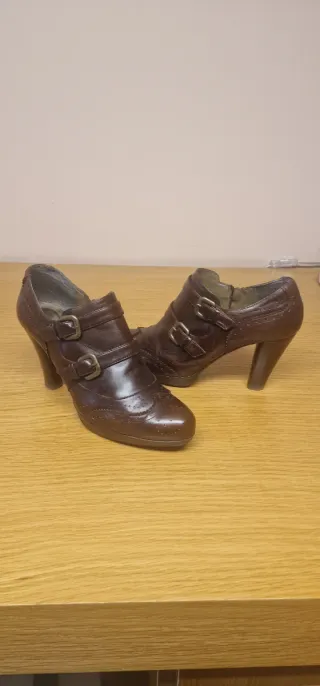 Botines de tacón marrones con hebillas de piel