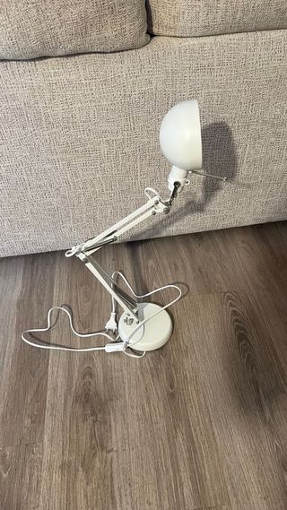 Lámpara de mesa blanca articulada