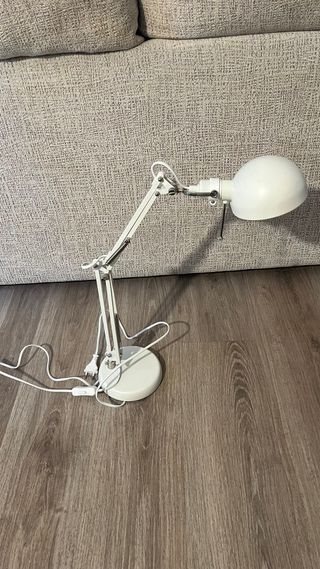 Lámpara de mesa blanca articulada