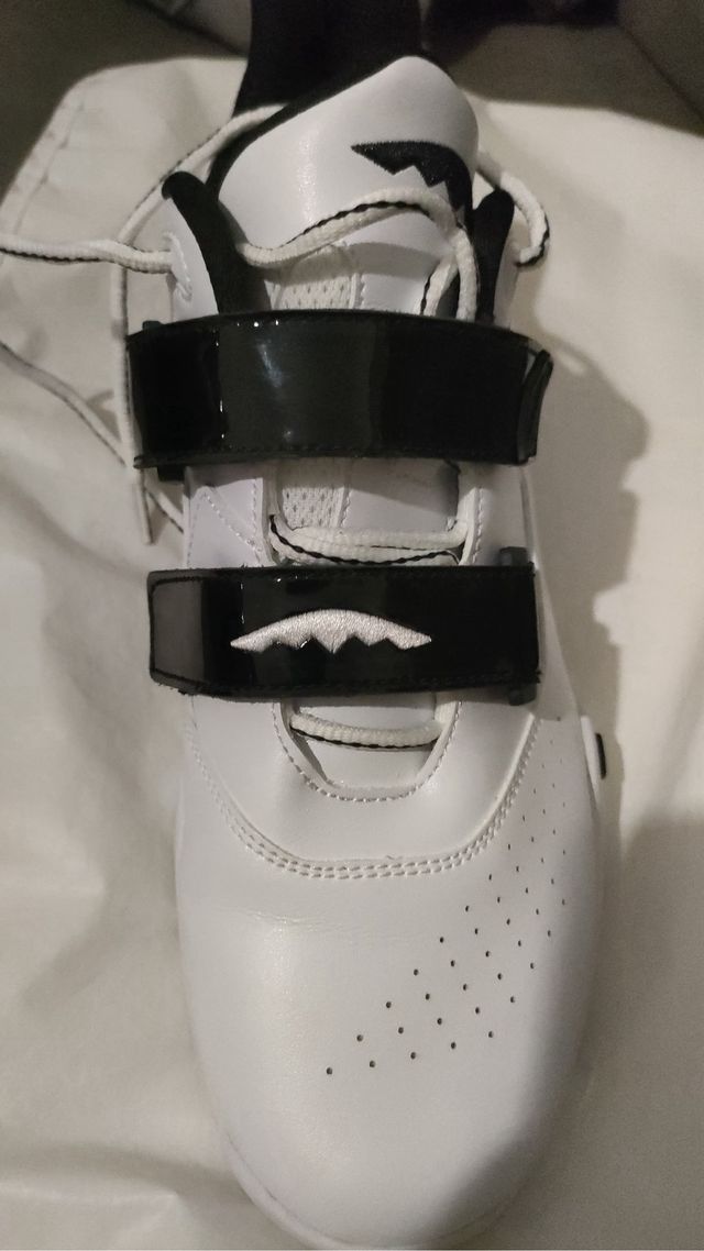 Tênis de Treinamento de Força Brancos e Pretos