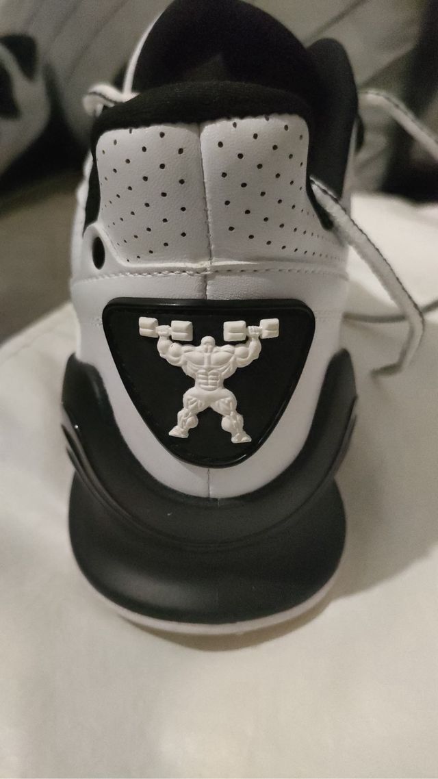 Tênis de Treinamento de Força Brancos e Pretos