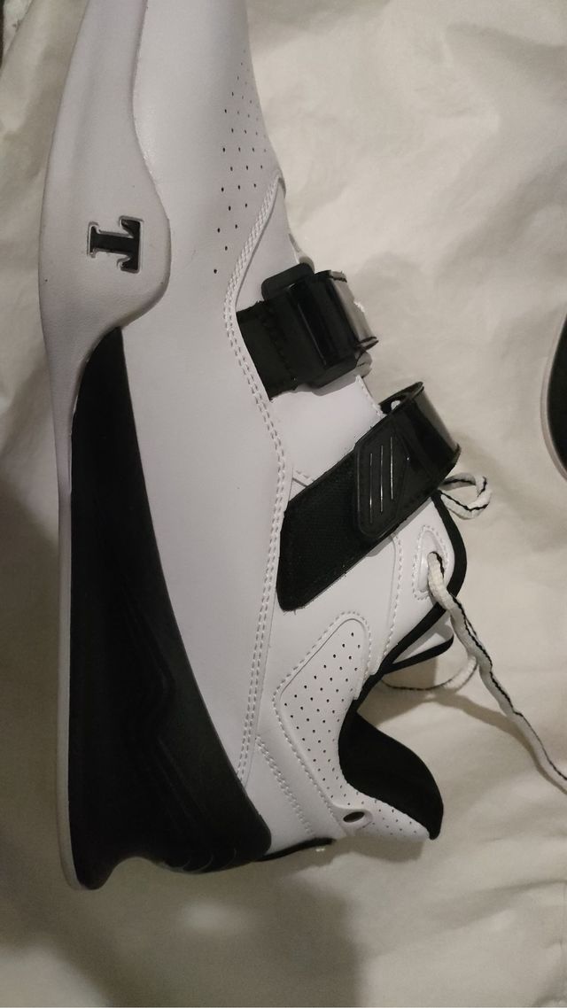 Tênis de Treinamento de Força Brancos e Pretos