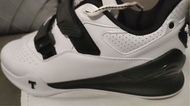 Tênis de Treinamento de Força Brancos e Pretos