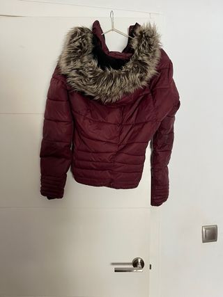 Chaquetón acolchado burdeos con capucha
