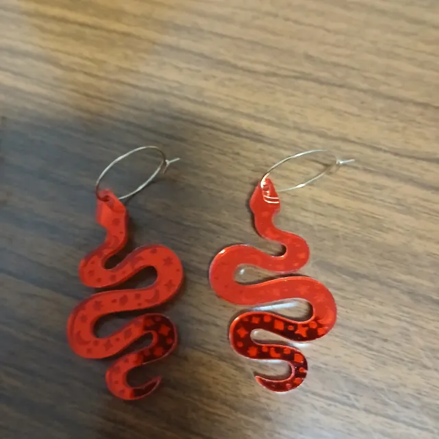 Pendientes serpiente rojos acrílico s