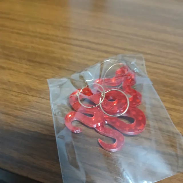 Pendientes serpiente rojos acrílico s
