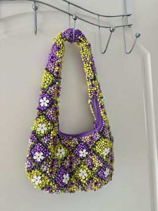 Bolso Zara abalorios flores morado y verde
