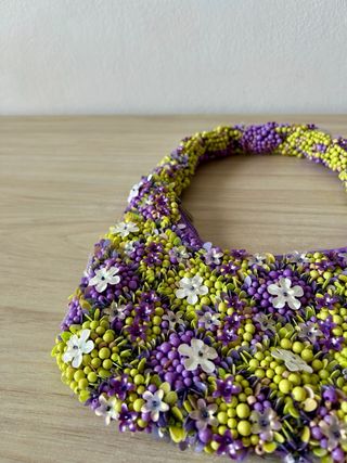 Bolso Zara abalorios flores morado y verde