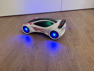 Coche de juguete con luces y sonidos