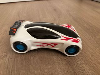 Coche de juguete con luces y sonidos