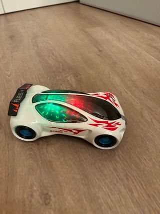 Coche de juguete con luces y sonidos