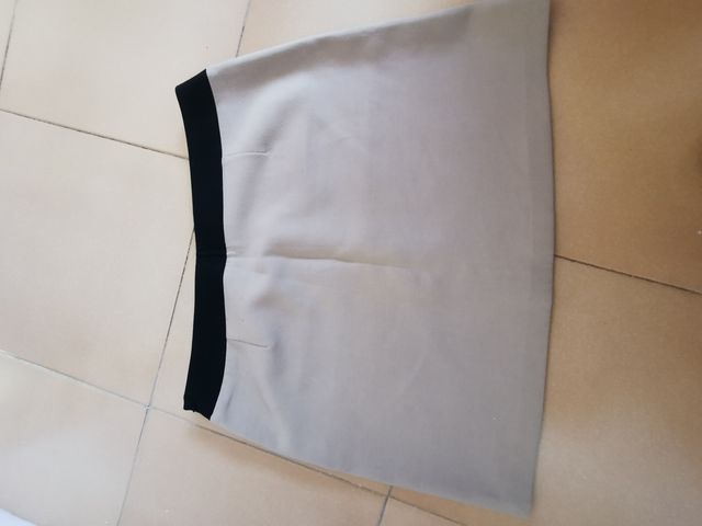 Falda mini beige y negra