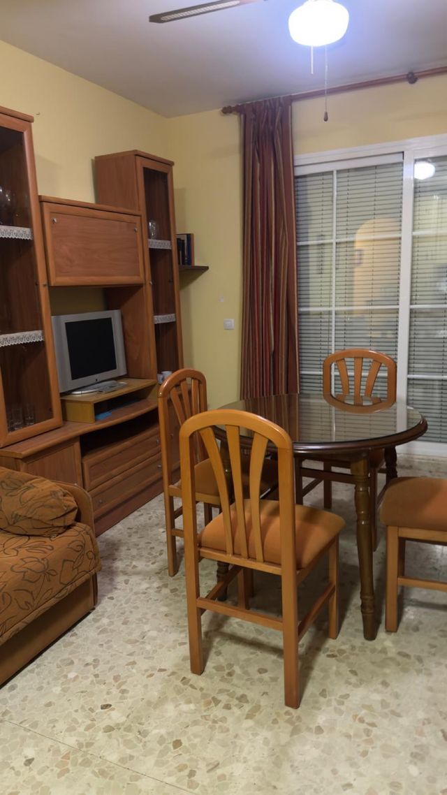 Muebles salón, mesa, sillas y librería