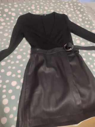 Vestido corto negro con cinturón