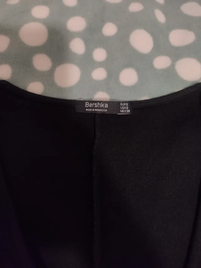 Vestido corto negro con cinturón