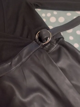 Vestido corto negro con cinturón