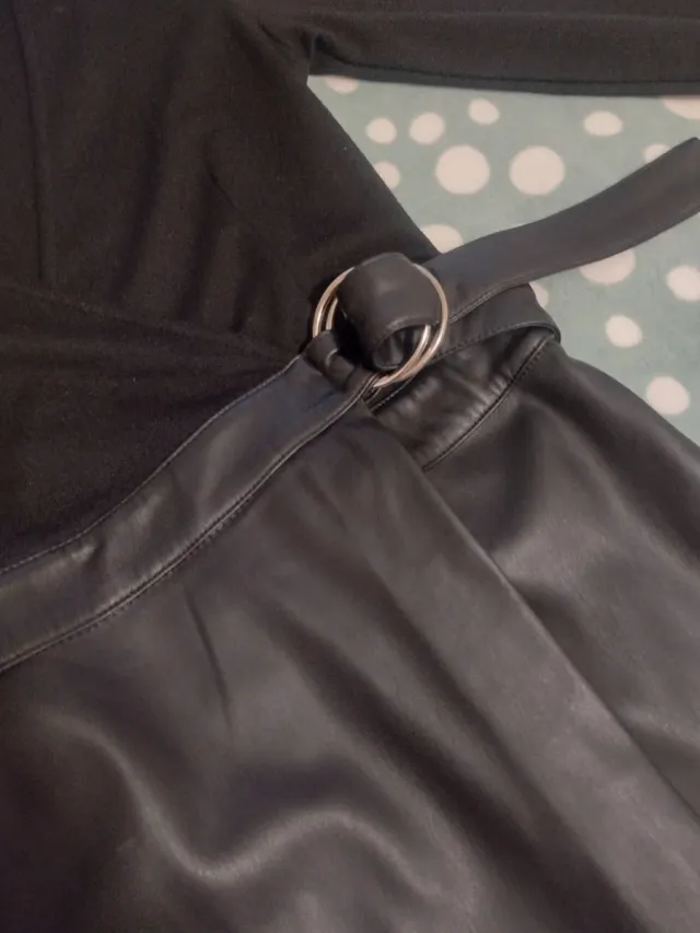 Vestido corto negro con cinturón