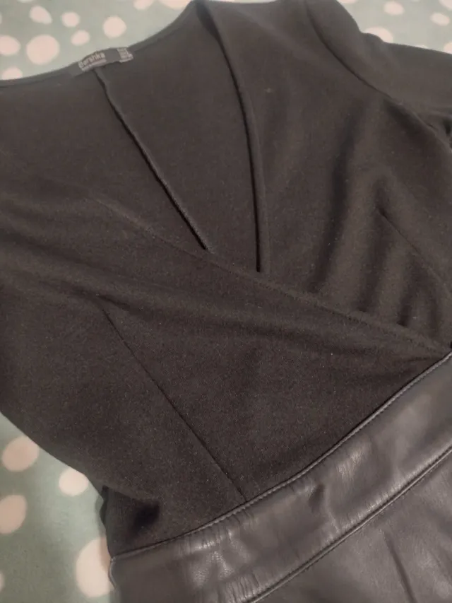 Vestido corto negro con cinturón