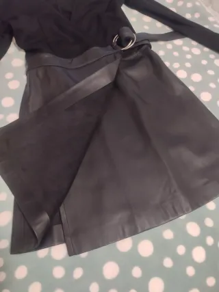 Vestido corto negro con cinturón