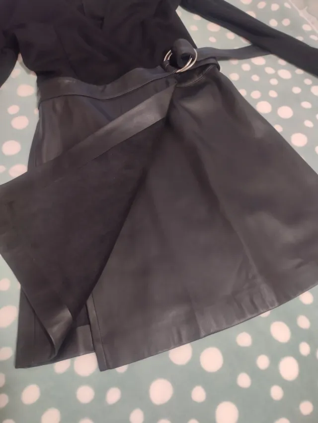 Vestido corto negro con cinturón