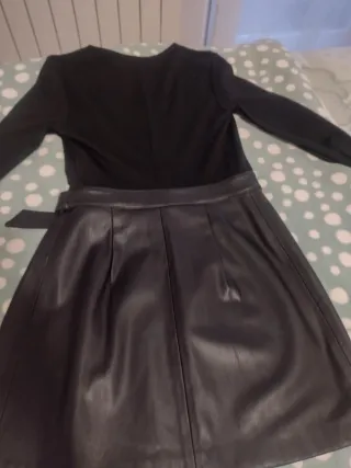 Vestido corto negro con cinturón
