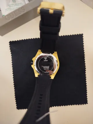 Reloj Guess Hombre Negro y Dorado