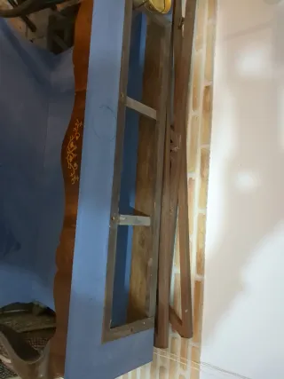 Mueble consola antiguo de madera.