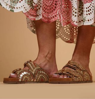 Sandalias pala abalorios doradas y multicolor