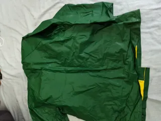 Chubasquero verde sin estrenar