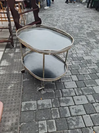 Camarera antigua de metal y madera